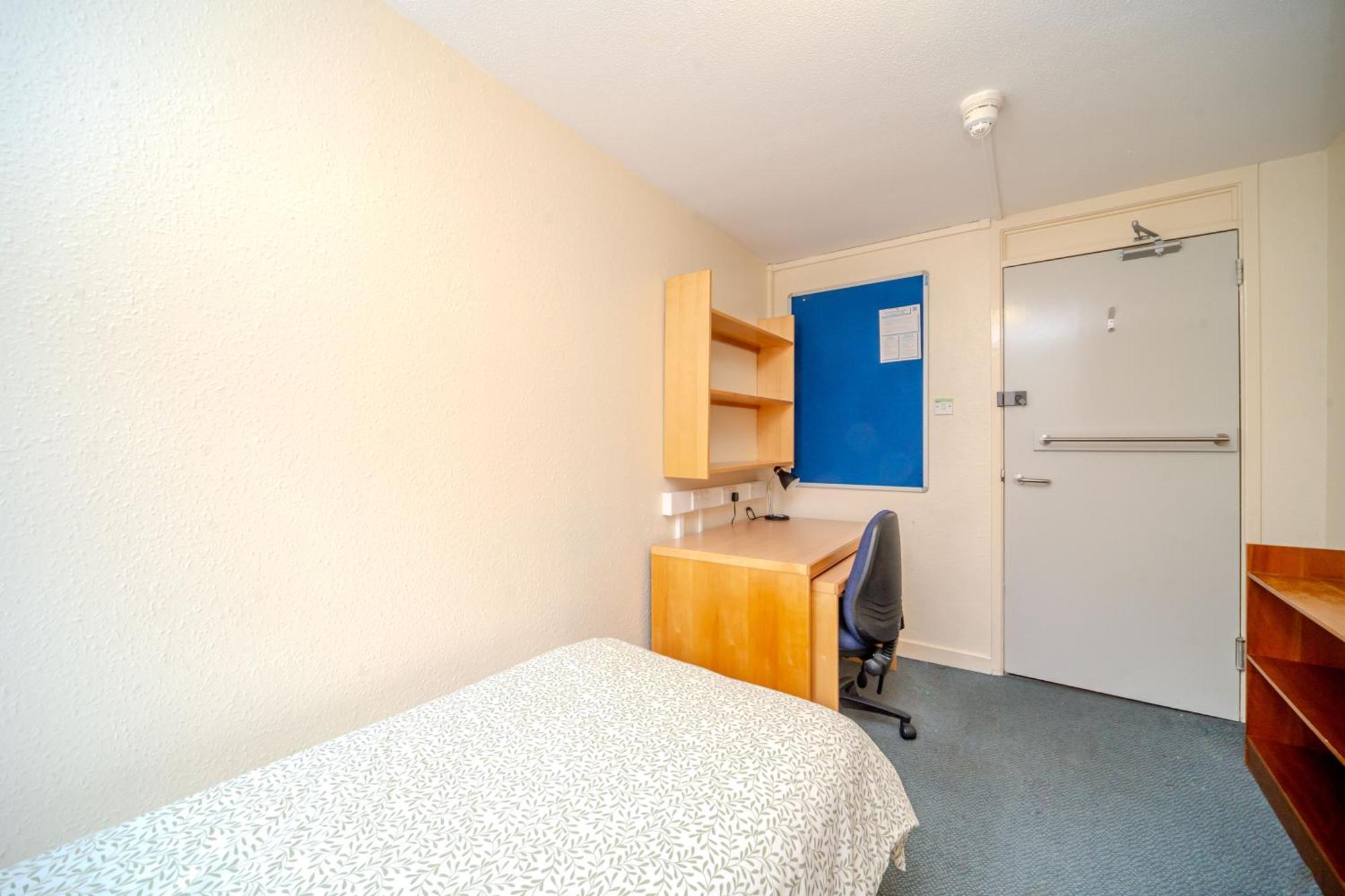 Joivy Budget 4,5 And 6 Bed Private Flats, In Historic Old Town (Adults Only) エディンバラ エクステリア 写真